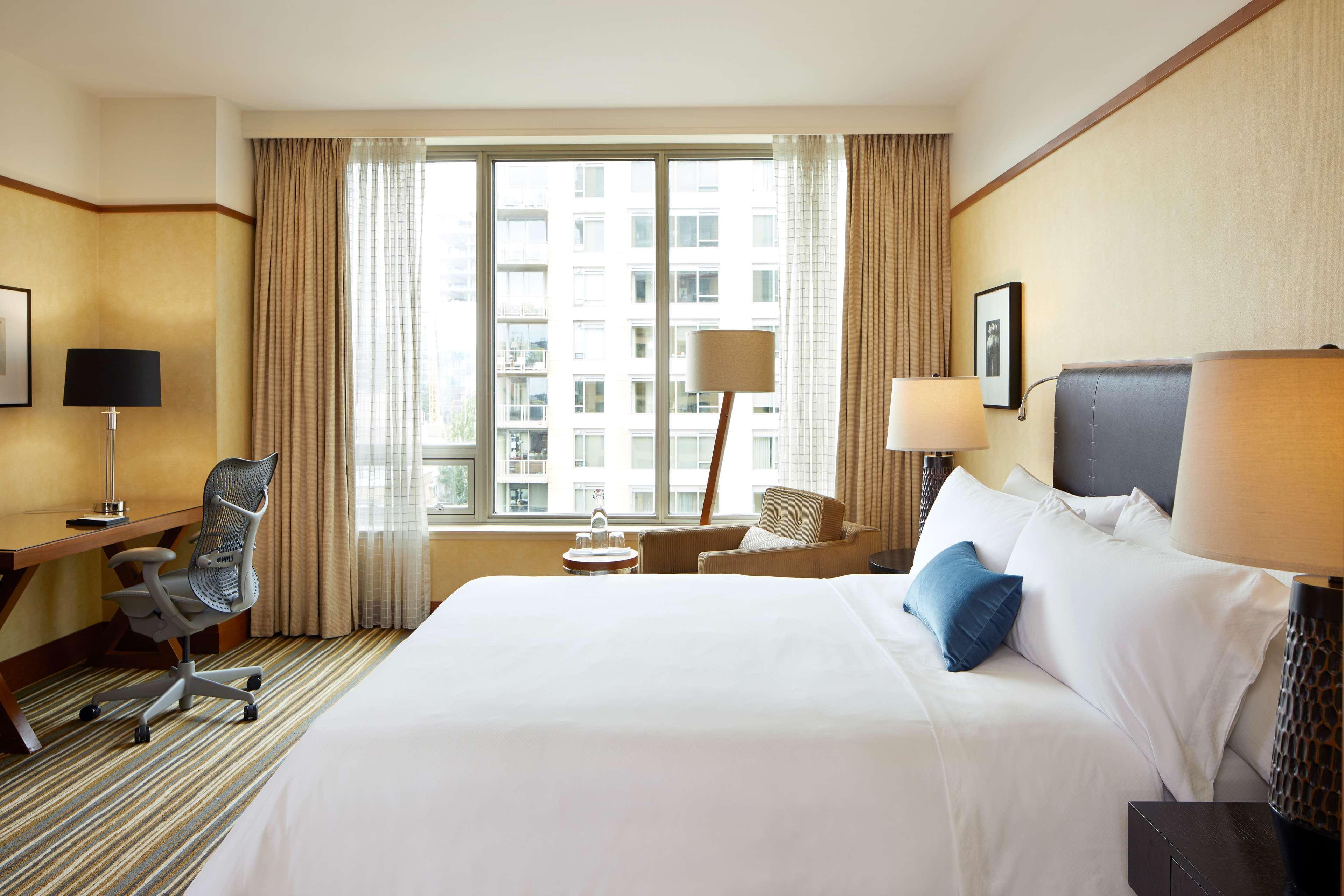 1 Hotel Seattle Exterior photo A guest room at the Westin Harbour View